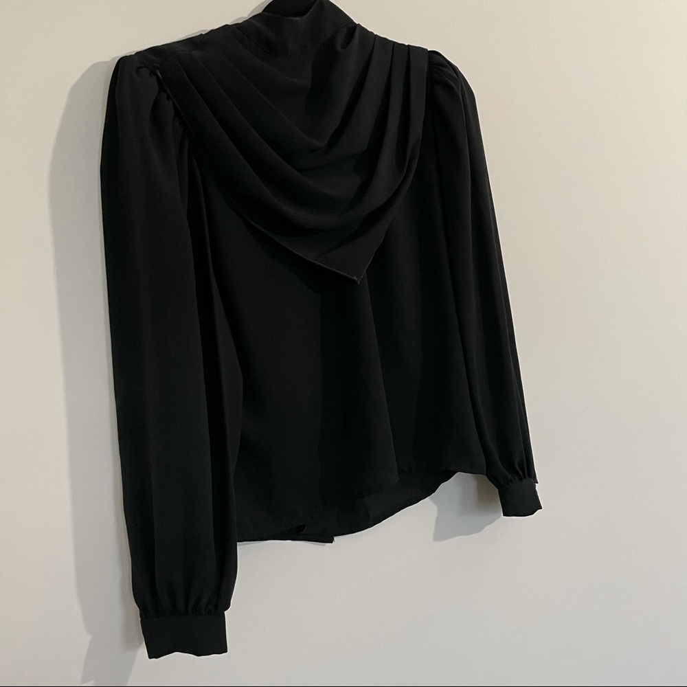 Black V-shaped front cape long sleeved top